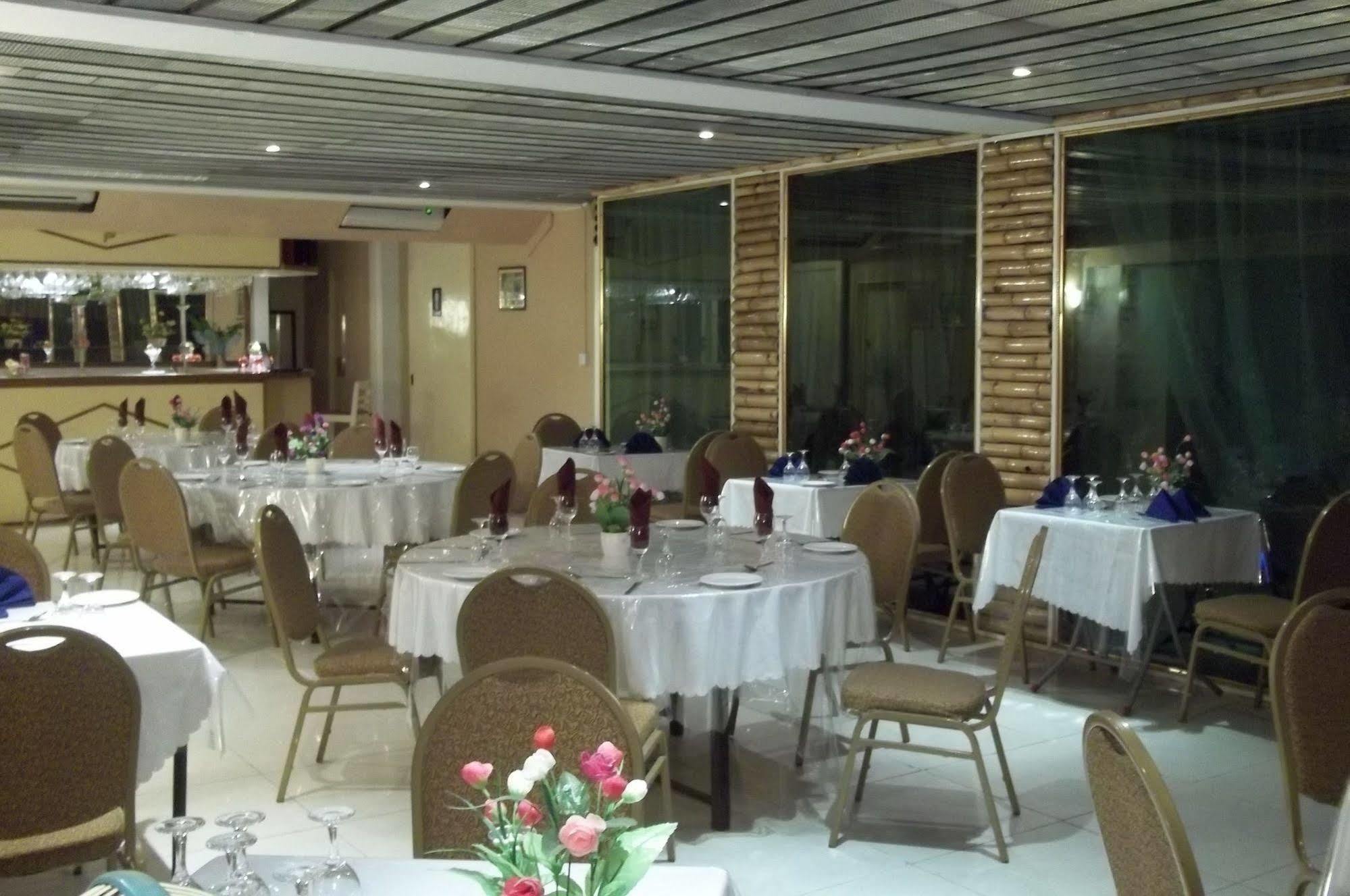 Hypertek Hotel Grand Baie Esterno foto